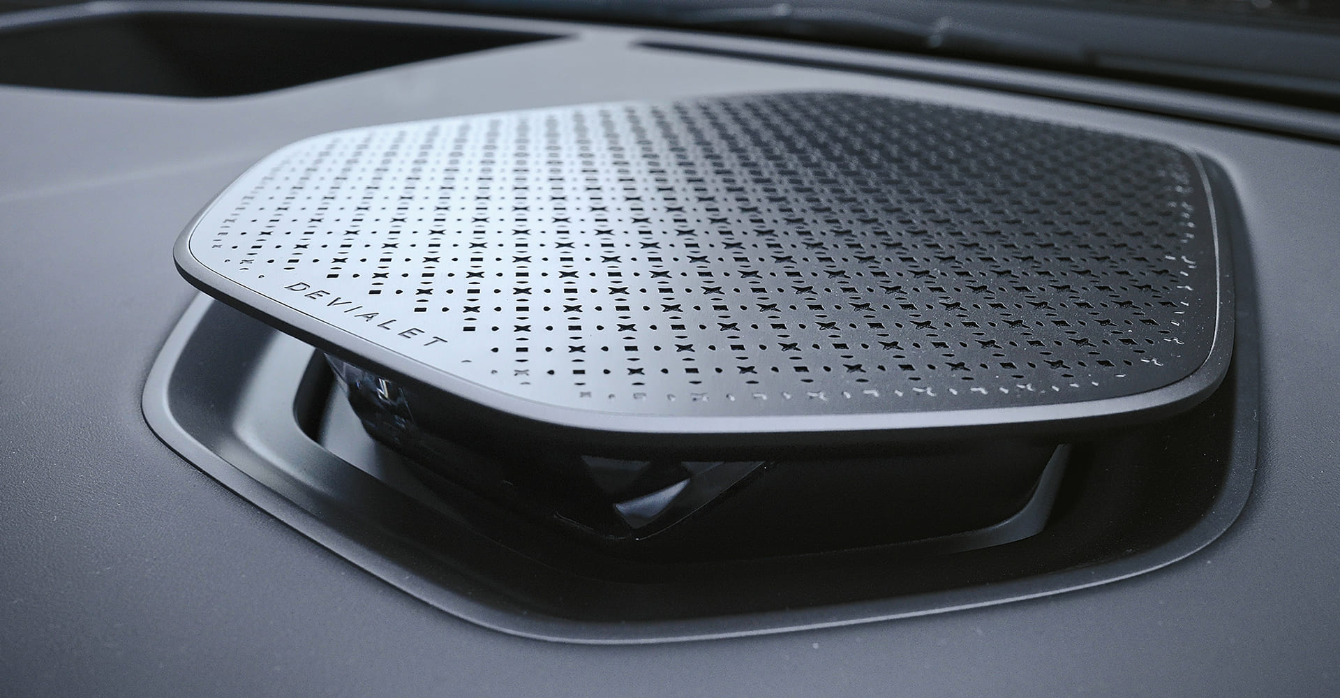 Аудиосистема Deviale на 26 динамиков